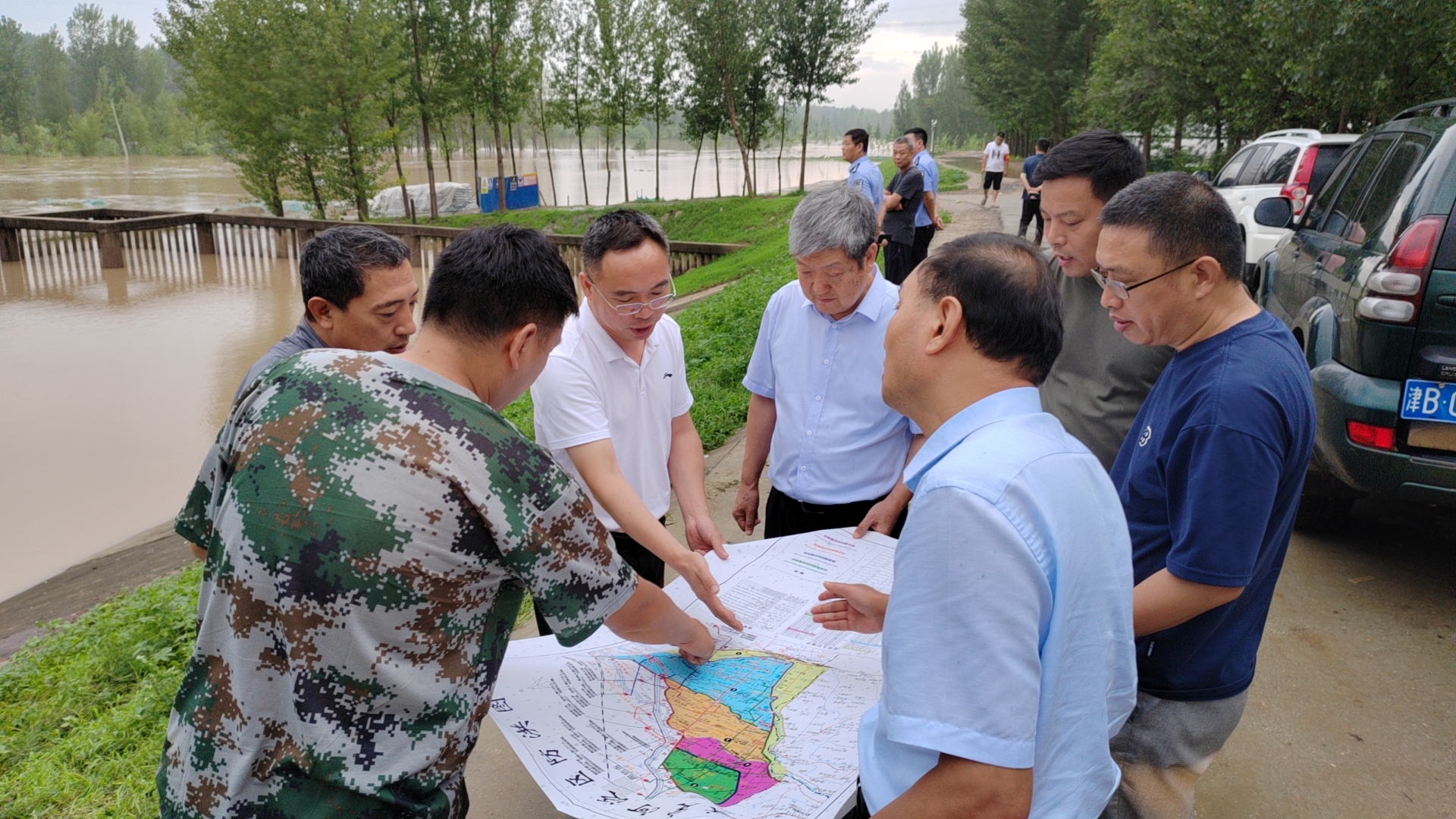 �������ȷ��8����ս����һ�ߵġ�ָ��Ա��