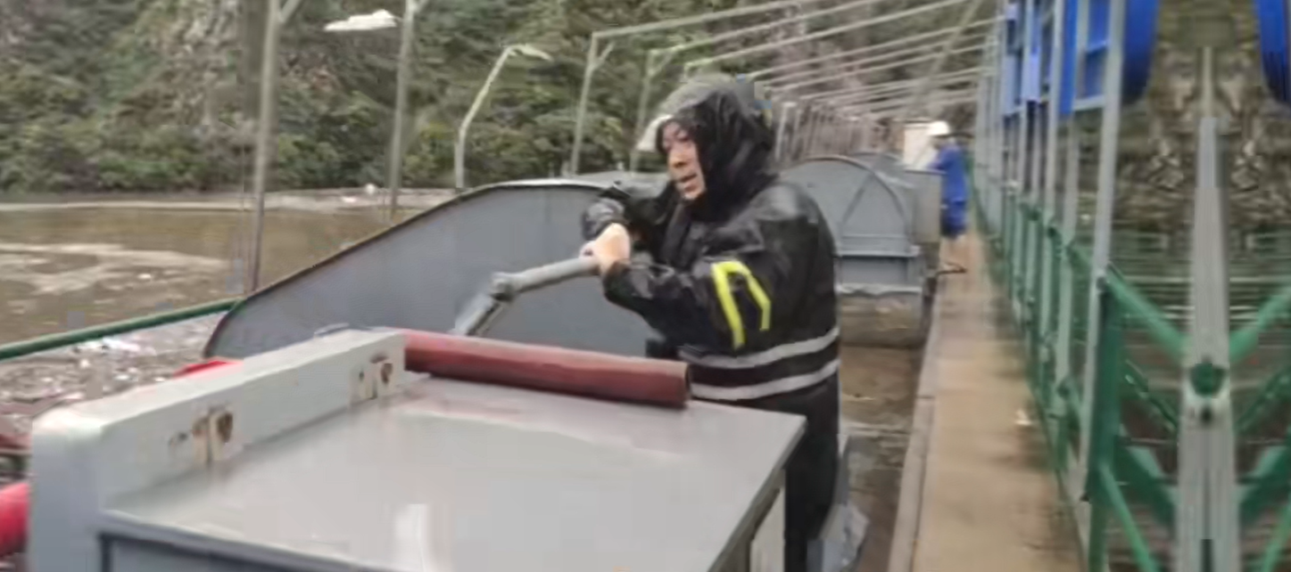 Õ½ºéͼ | ÈËÃñÖÁÉÏ¡¢ÉúÃüÖÁÉÏ¡¢Çå¾²ÖÁÉÏ ¼áÊØÊ×¶¼Ë®ºµÔÖÄÑ·ÀÓùµ×Ïß Õ½ºéͼ | ÈËÃñÖÁÉÏ¡¢ÉúÃüÖÁÉÏ¡¢Çå¾²ÖÁÉÏ ¼áÊØÊ×¶¼Ë®ºµÔÖÄÑ·ÀÓùµ×Ïß