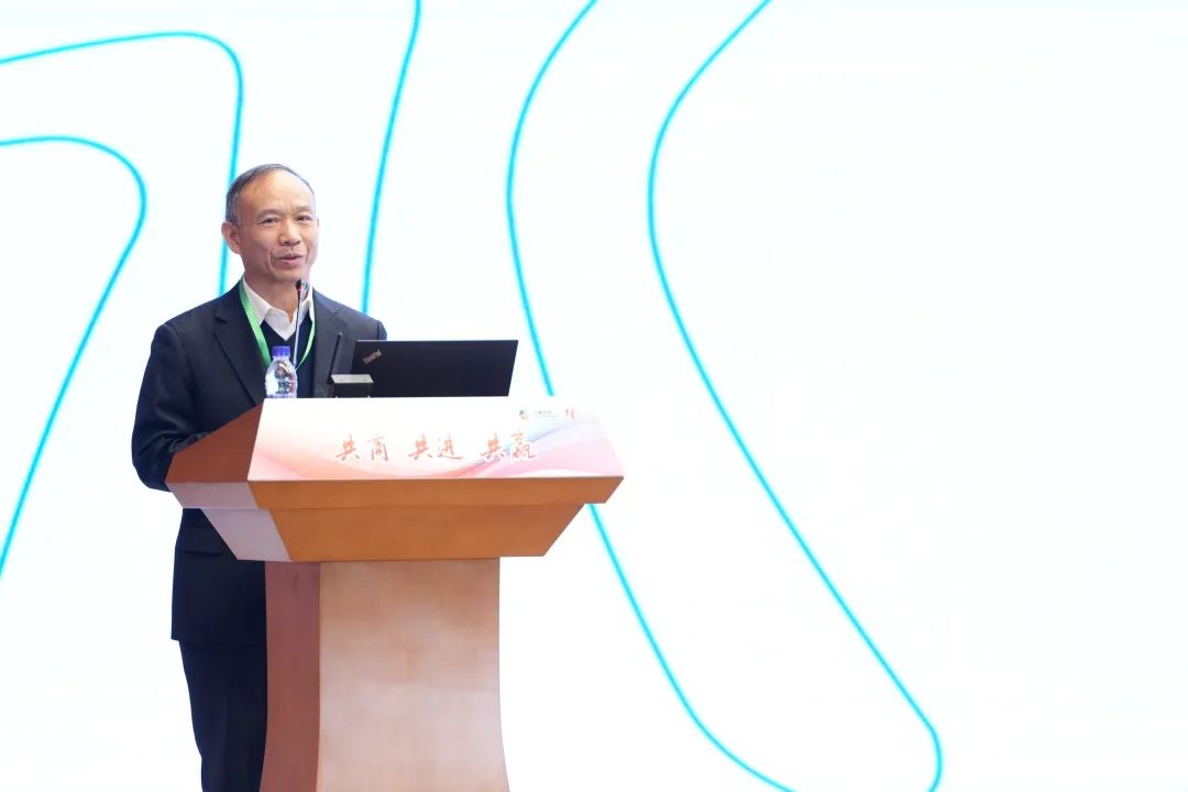 ��˾��Ҫ��Ӧ����ϯ������ҵ����ʮ�����������лᲢ���ݽ�