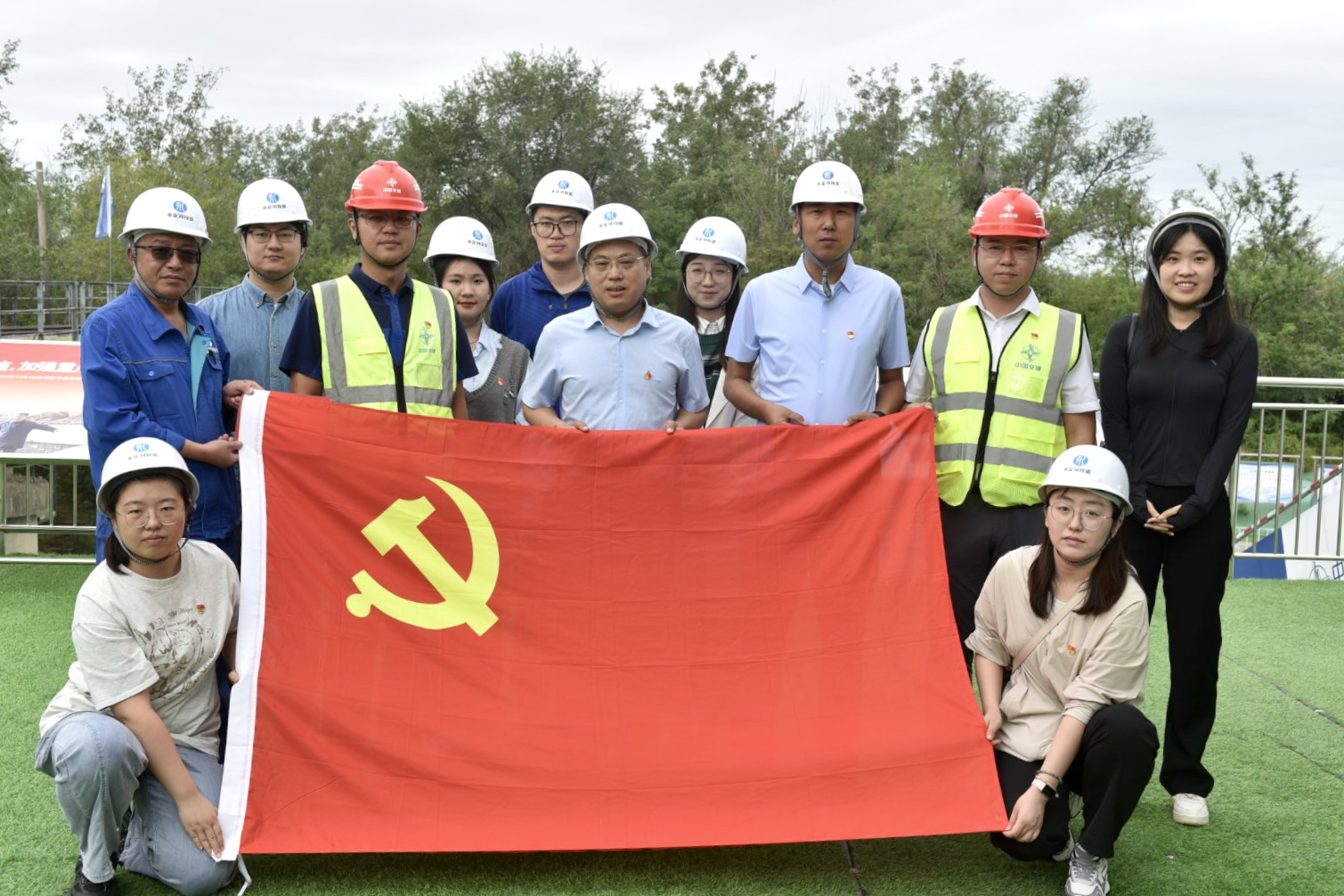 北京灾后恢复重修团结党支部举行“党建进工地”主题党日运动 北京灾后恢复重修团结党支部举行“党建进工地”主题党日运动