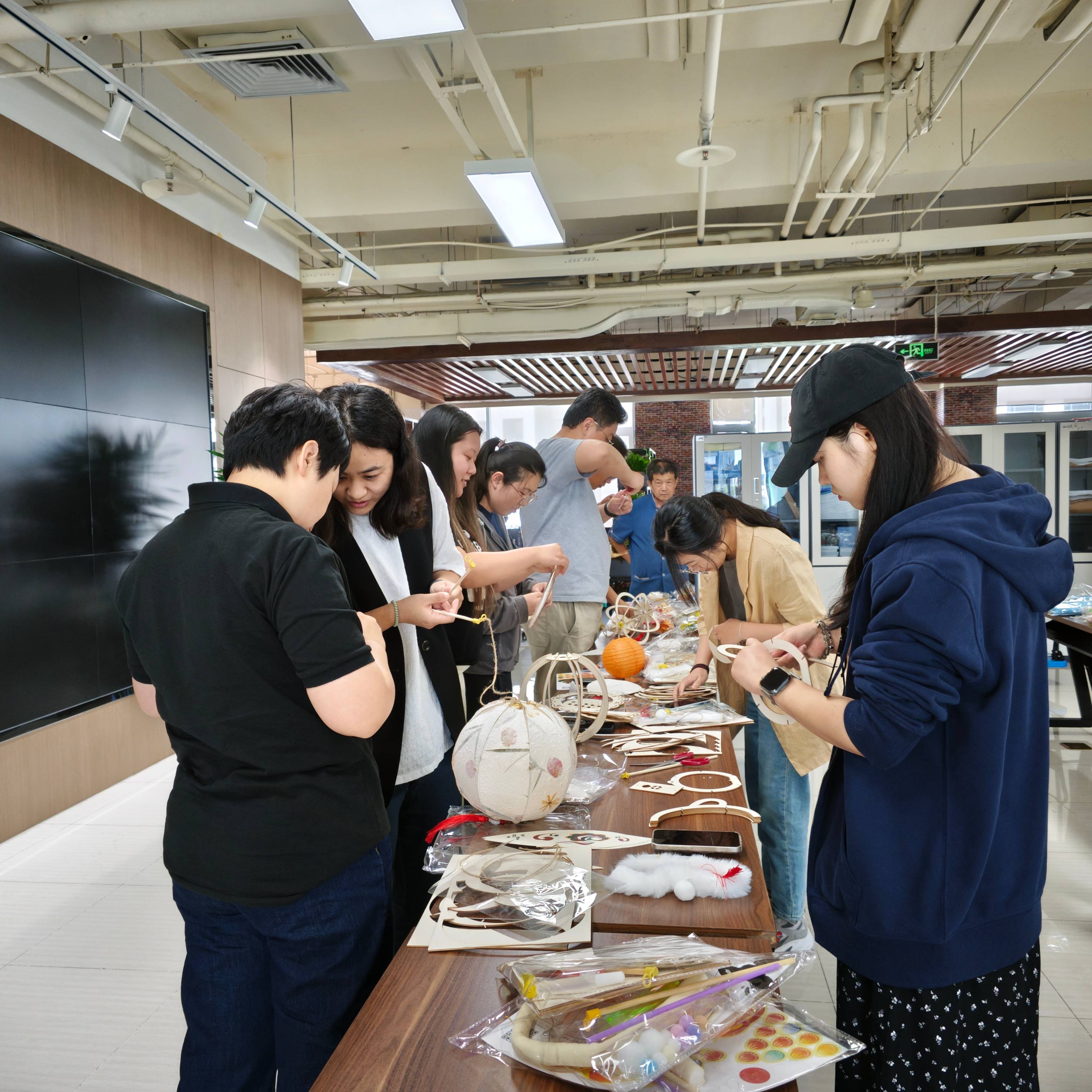 北京灾后重修项目办举行“月满中秋 灯映团圆”运动 北京灾后重修项目办举行“月满中秋 灯映团圆”运动