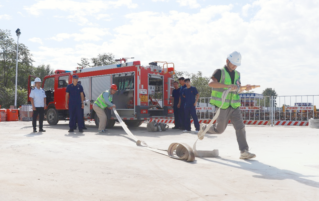 PT视讯(中国区)官网卢梁段项目组织开展消防联建进工地运动 PT视讯(中国区)官网卢梁段项目组织开展消防联建进工地运动