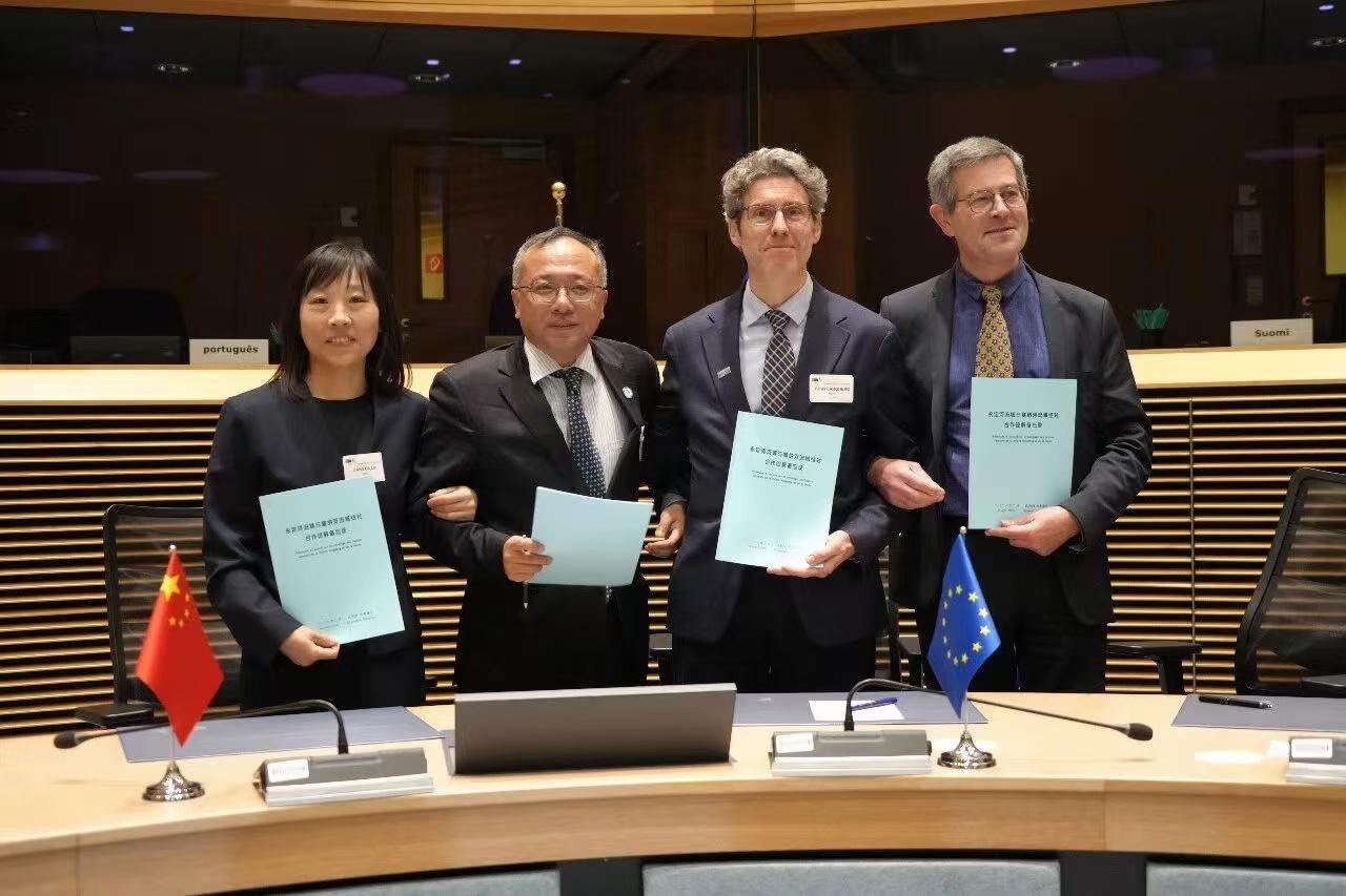 PT��Ѷ(�й���)�������������ɺ�������������������¼�ֳ�ǩ��